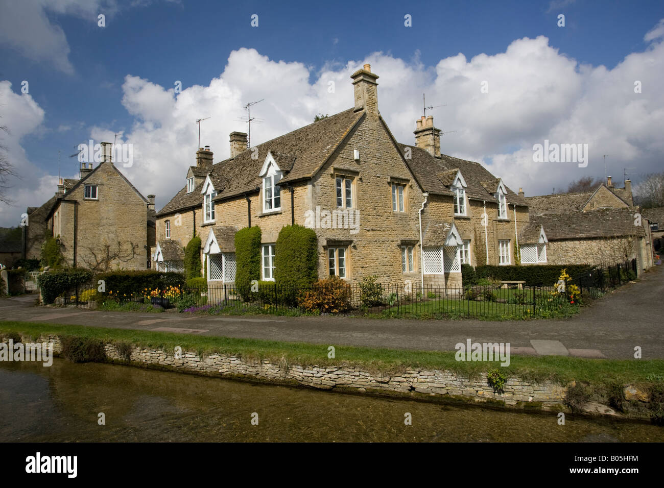 Cotswold Hütten vom Fluss Auge niedrigere Schlachtung Gloucestershire UK Stockfoto