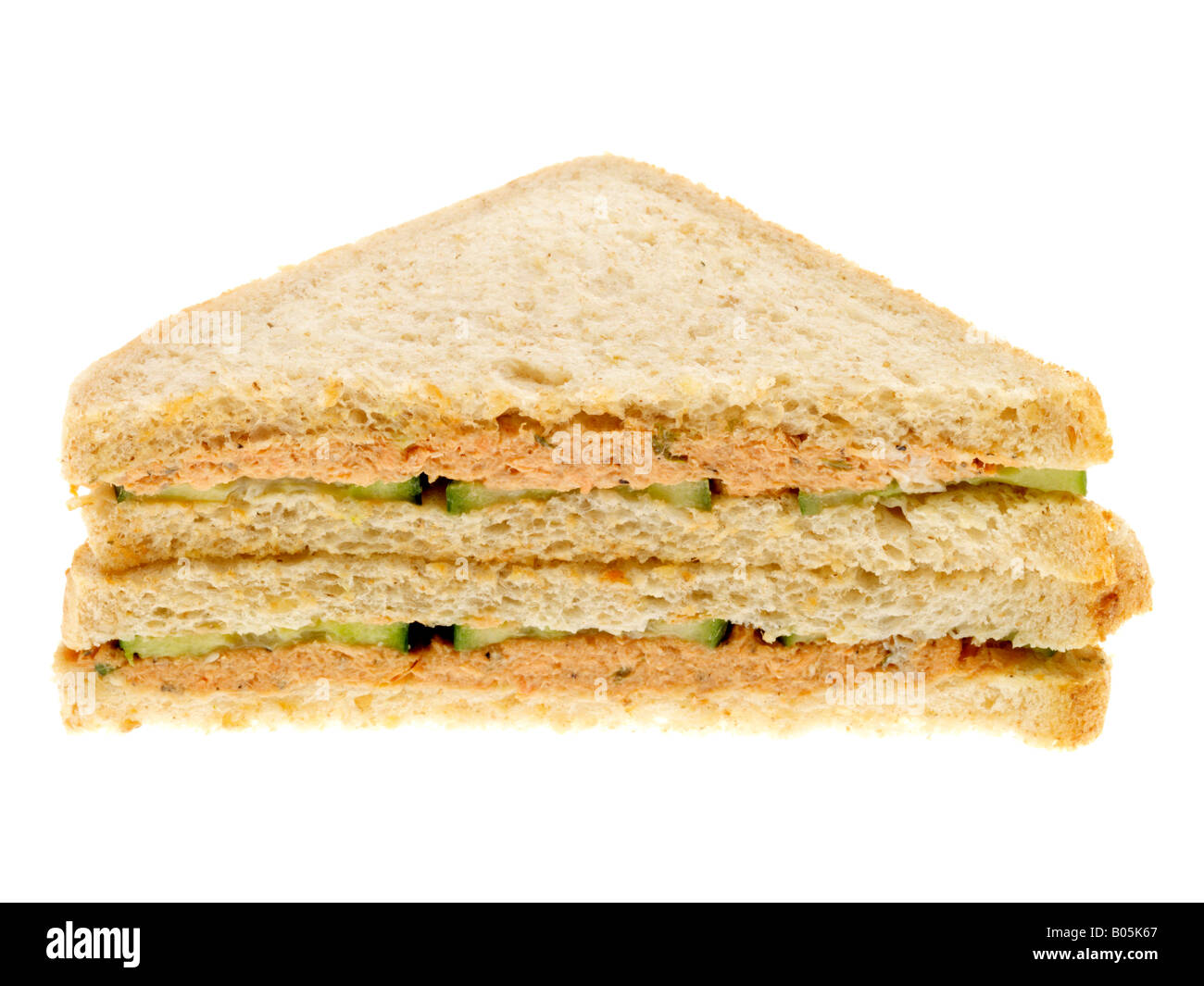 Frische leckere Dose Rot Lachs und Gurke Sandwich Isoliert gegen einen weißen Hintergrund mit Freistellungspfaden und keine Leute Stockfoto