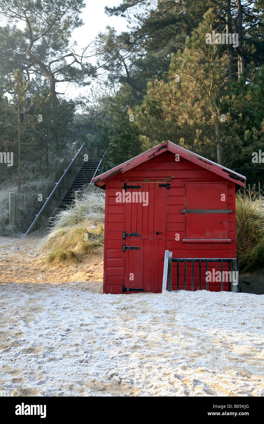 Rote Hütte am frostigen Strand Stockfoto