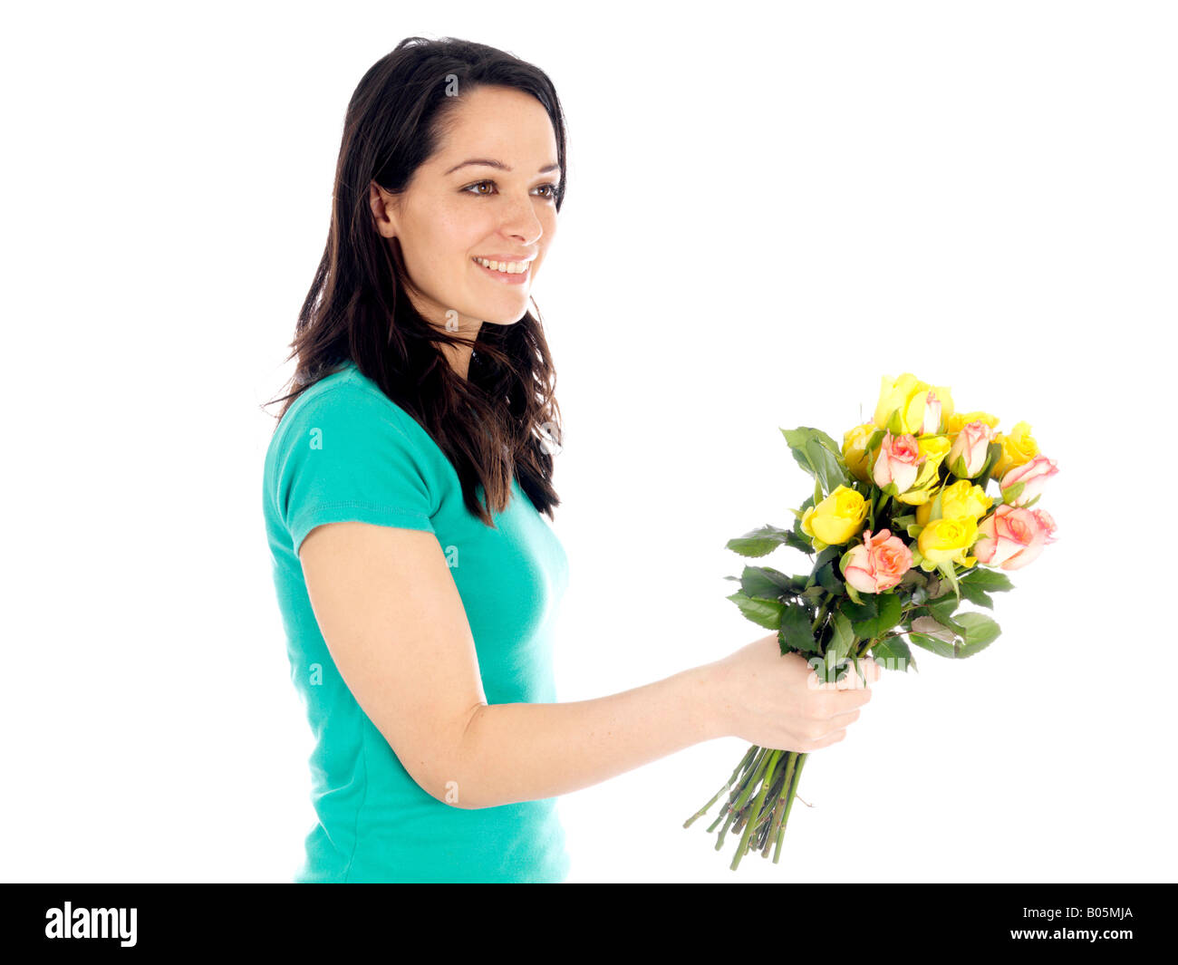 Zufrieden Zufrieden junge Frau mit einem schönen Strauß oder Strauß bunt gemischte Blumen Isoliert gegen einen weißen Hintergrund mit einen Freistellungspfad Stockfoto
