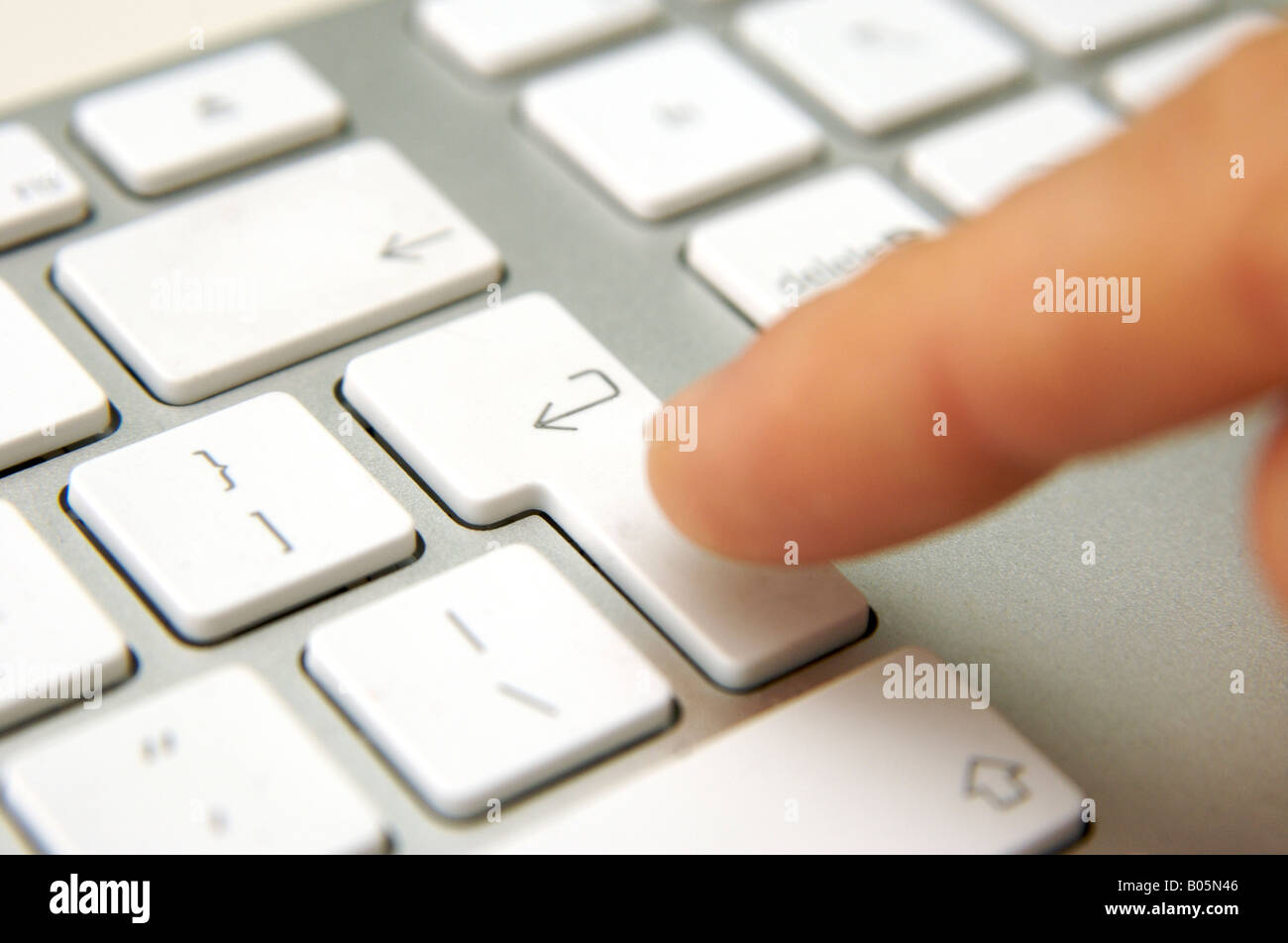 Finger auf der Tastatur die Eingabetaste Stockfoto