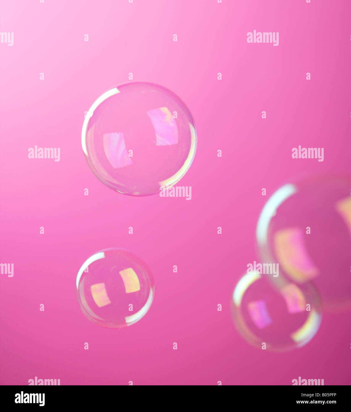 Durchgebrannte Seifenblasen gegen eine rosa Studio-Hintergrund. Stockfoto