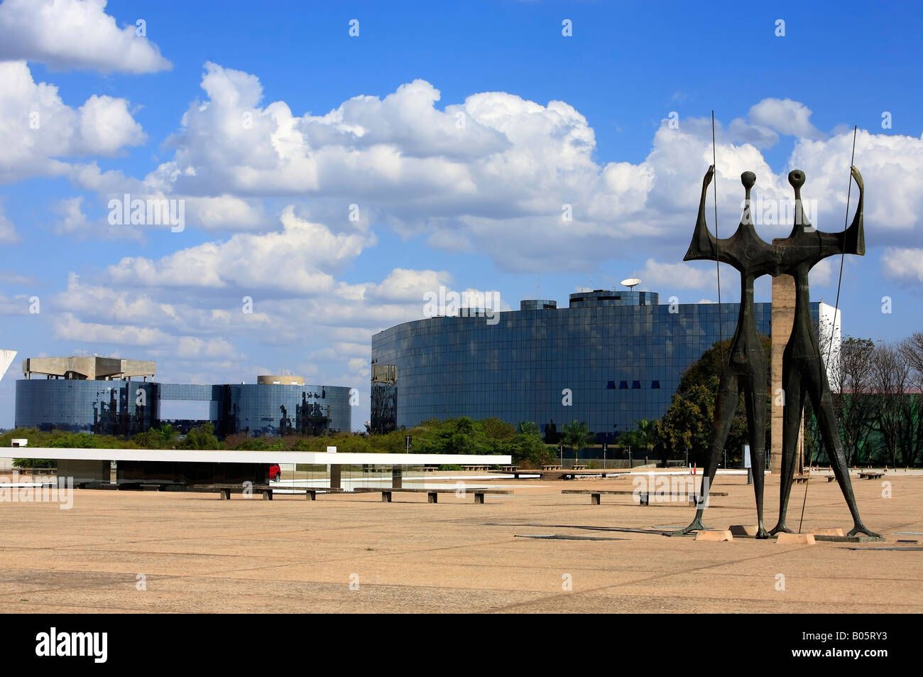 Platz der drei Gewalten mit ihren Os Candangos-Statue in Brasilien Hauptstadt Brasiliens Stockfoto