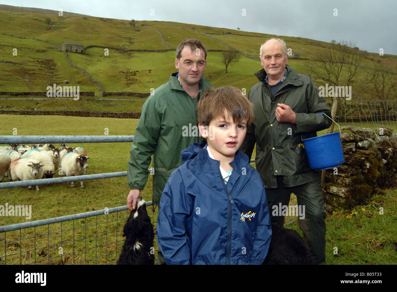 Drei Generationen von Bauern Yockenthwaite Skipton Yorkshire Dales 5 Jahre alten Jungen mit Vater und Großvater Stockfoto