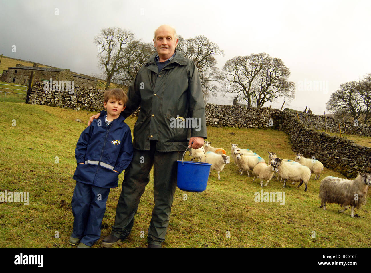 Generationen von Bauern Yockenthwaite Skipton Yorkshire Dales 5 Jahre alten Jungen mit Bauer Opa Stockfoto