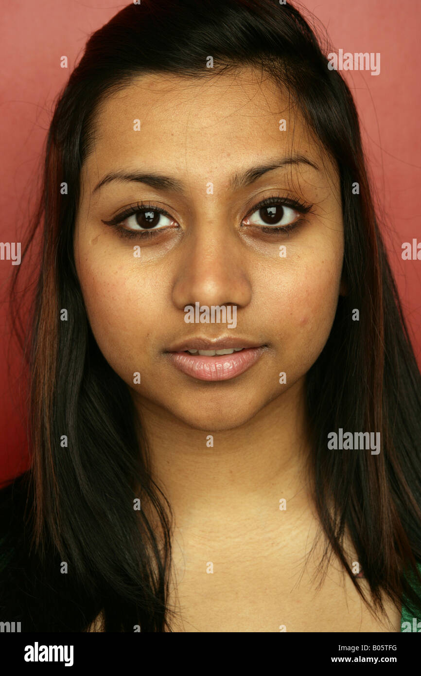 Ziemlich Sri Lanka Mädchen mit großen braunen Augen Blick in die Kamera Stockfoto