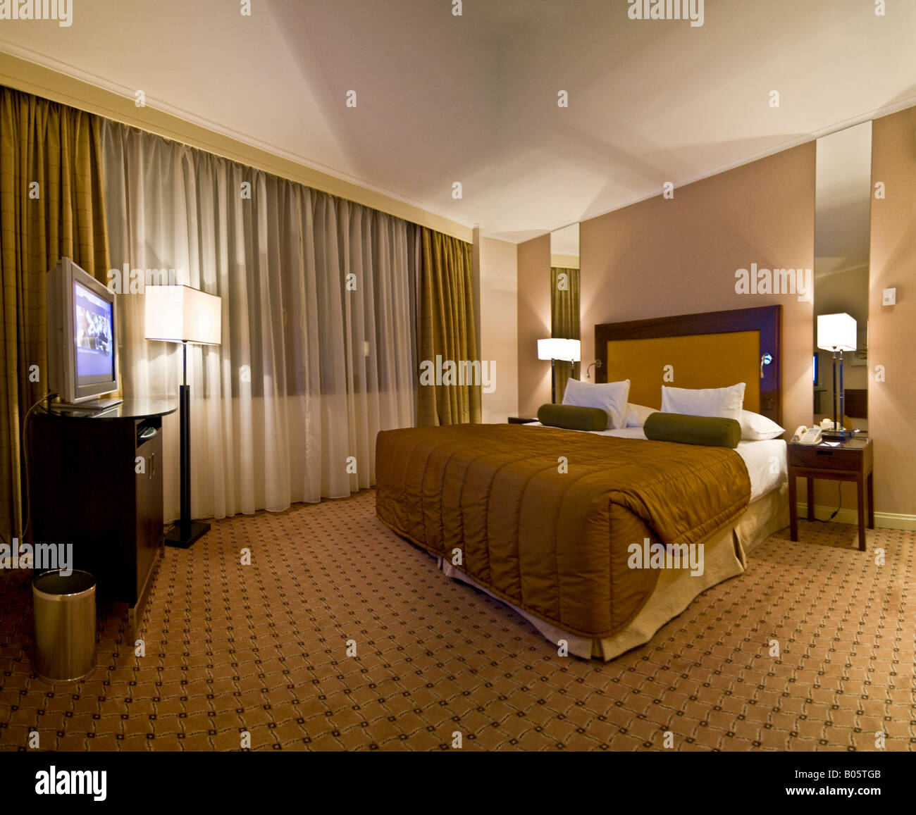 Horizontalen Panorama Weitwinkel Innenansicht von einem luxuriösen Hotelzimmer bezugsfertig Stockfoto