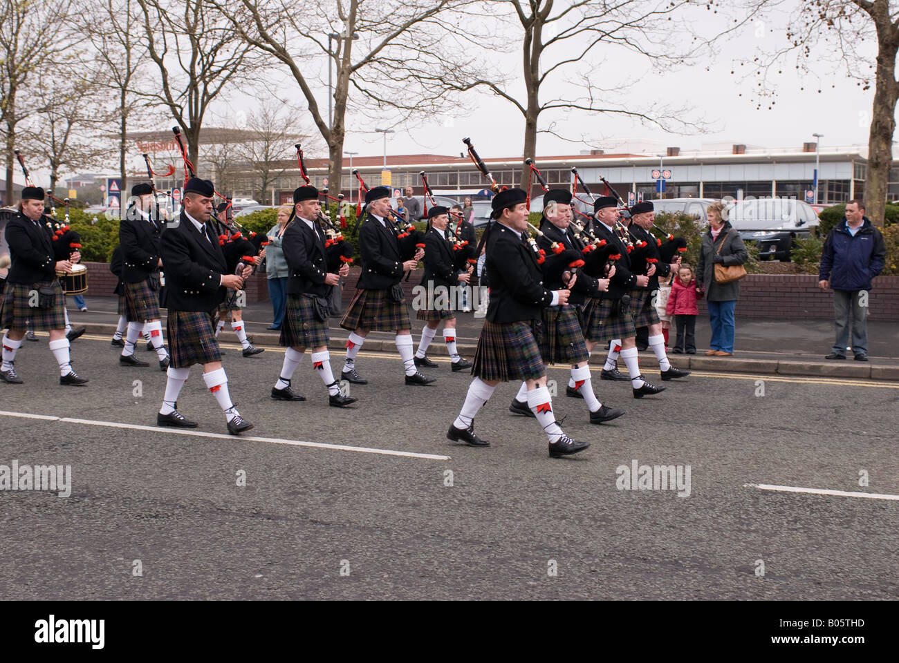 Schottische Band spielt Dudelsack auf der St. George's Day Parade marschieren Stockfoto