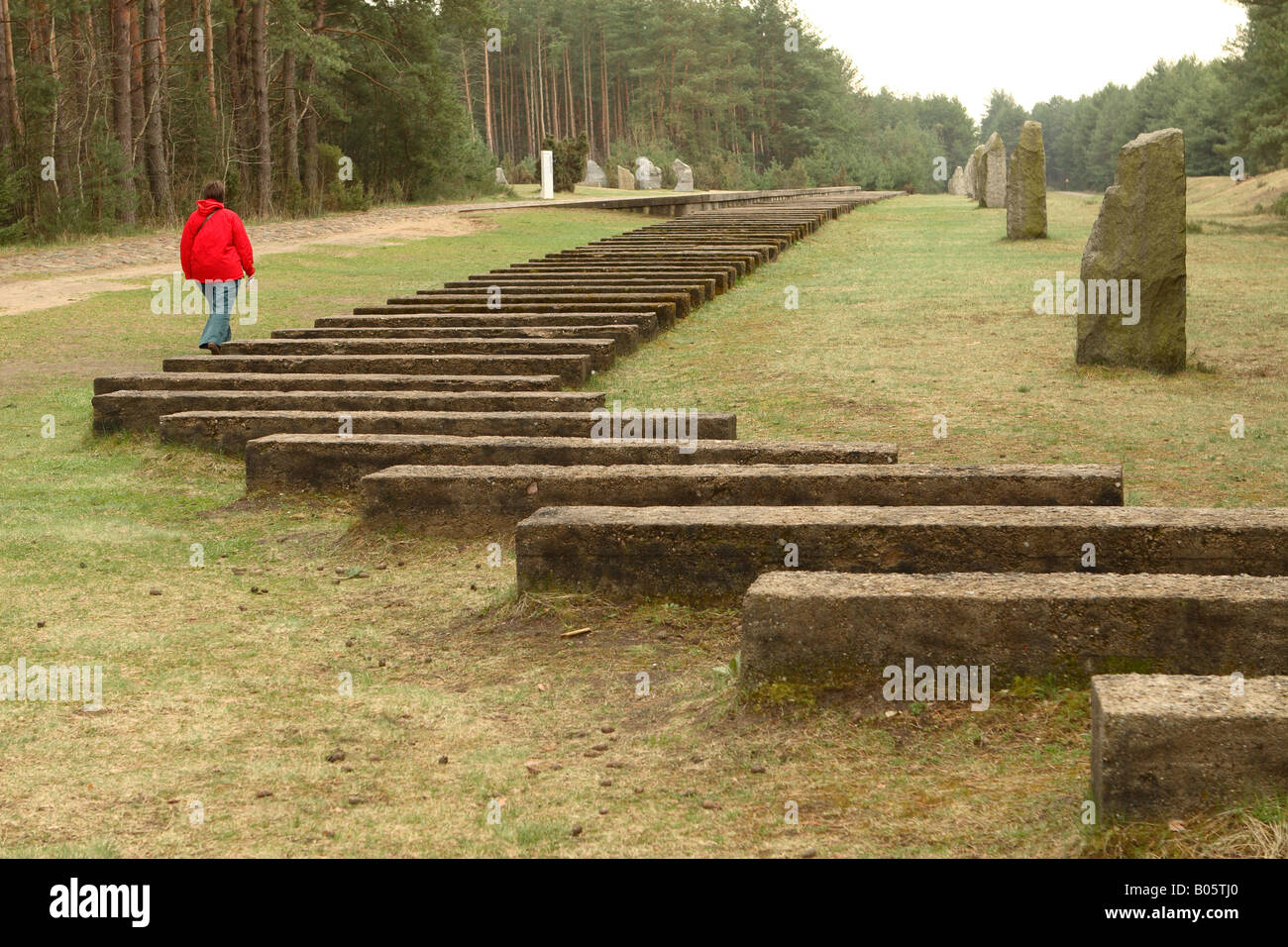 Treblinka Polen ein Besucher geht entlang der Bahn Linie Gedenkstätte