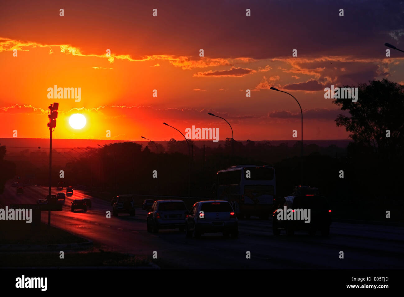 Verkehr bei Sonnenuntergang in Brasilia Hauptstadt von Brasilien Stockfoto