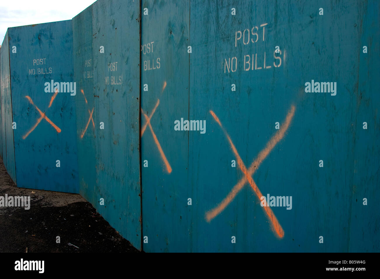 Post No Bills auf Baustelle Stockfoto