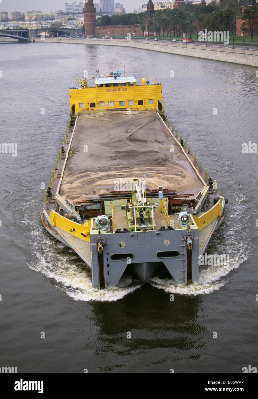 Ein Lastkahn mit Sand vor der Kreml auf der Moskwa in Moskau Stockfoto