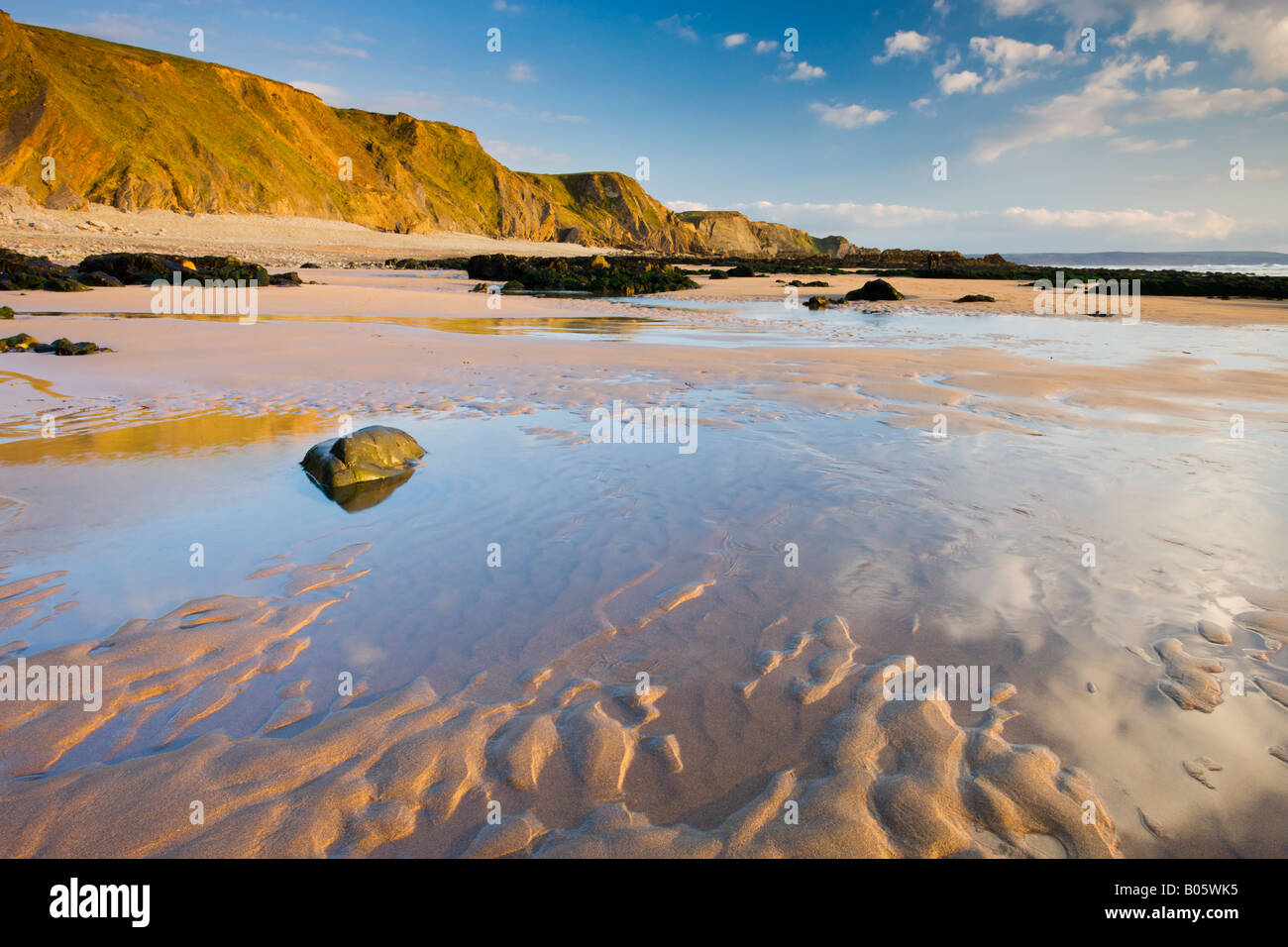 Sand-Pools und Klippen im Sandymouth Bay in North Cornwall England Stockfoto