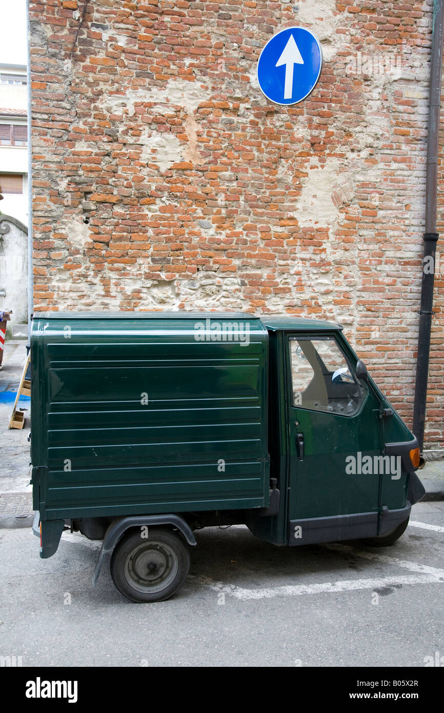 Ein Piaggio Ape 50 3-Wheeler-Lieferwagen parkten in einer Einbahnstraße in einer Straße in Pisa Italien Stockfoto