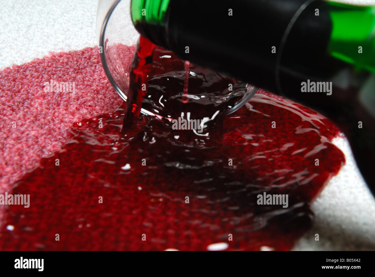 Verschüttete Rotwein auf Teppich Stockfotografie - Alamy