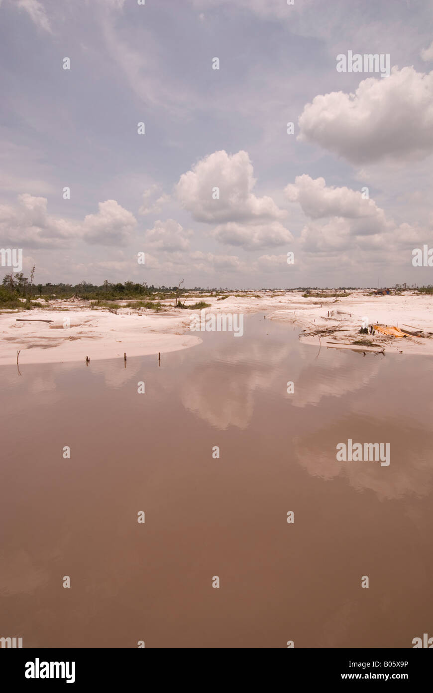 Illegale Gold und Zirkon mine in Indonesien, Borneo Stockfoto