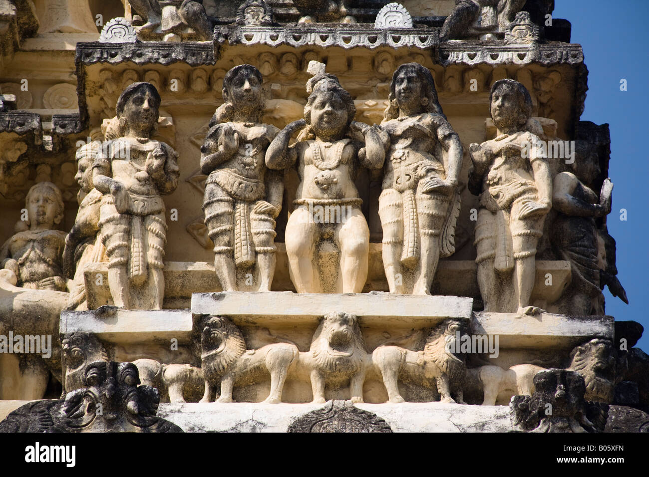 Geschnitzten Statuen auf einem Gopuram Sree Padmanabhaswamy Tempel, Trivandrum, Kerala, Indien Stockfoto