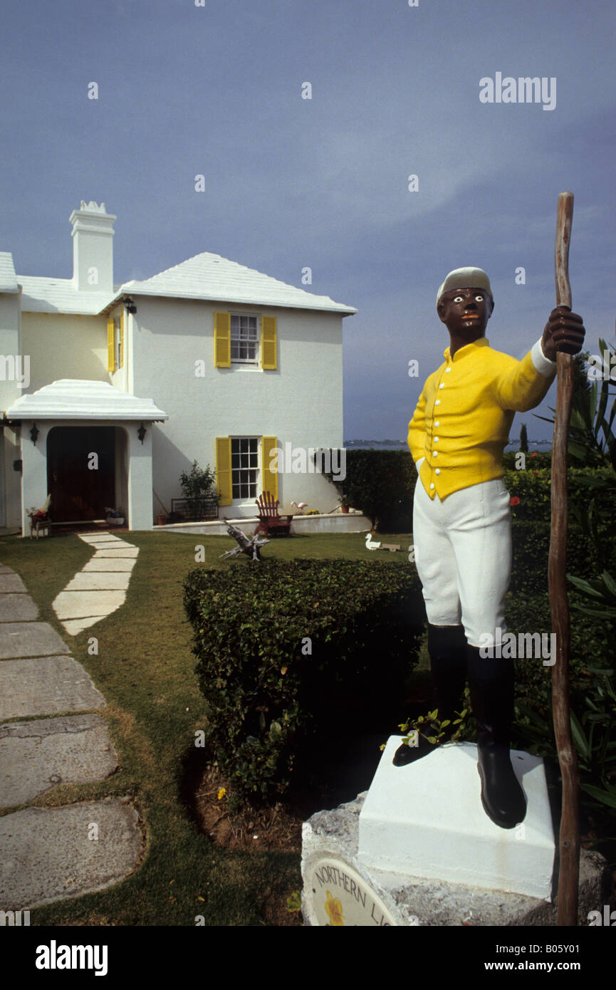 Statue von schwarzer Mann tragen gelbe Weste, weiße Kappe, Weiß und Schwarz  Reithose Reitstiefel außerhalb der großen weißen Haus in Hamilton, Bermuda  Stockfotografie - Alamy