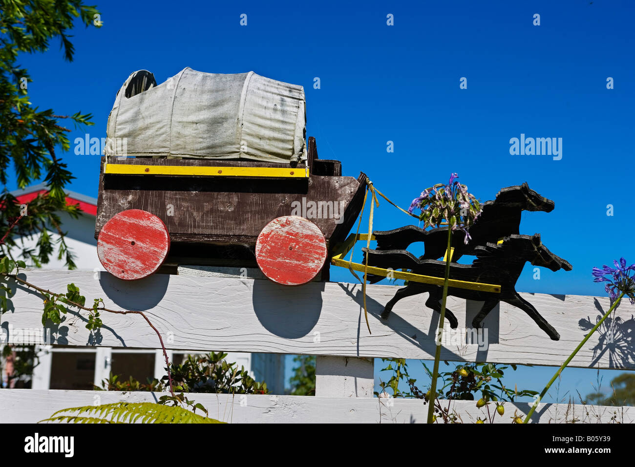 Neuseeland Nord Insel Bucht von viel Mini Pferd und Wagen auf dem Eingangstor eines Einfamilienhauses Stockfoto