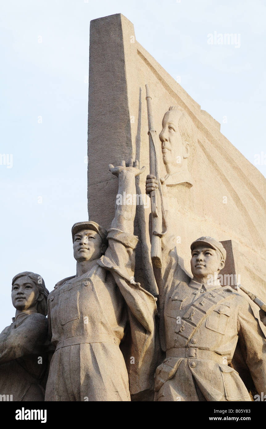 Das Denkmal zeigt kommunistische revolutionäre Helden vor Mao Mausoleum auf dem Tiananmen-Platz, Peking, China. Stockfoto