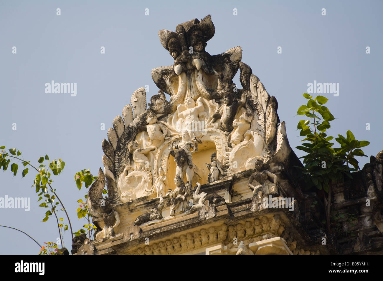 Geschnitzten Statuen auf einem Gopuram Sree Padmanabhaswamy Tempel, Trivandrum, Kerala, Indien Stockfoto