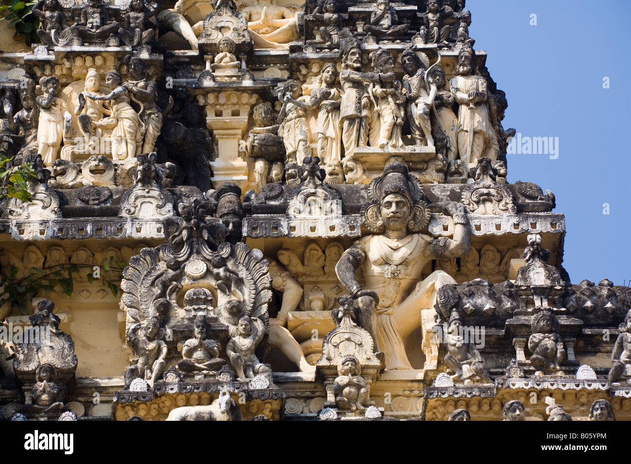 Geschnitzten Statuen auf einem Gopuram Sree Padmanabhaswamy Tempel, Trivandrum, Kerala, Indien Stockfoto