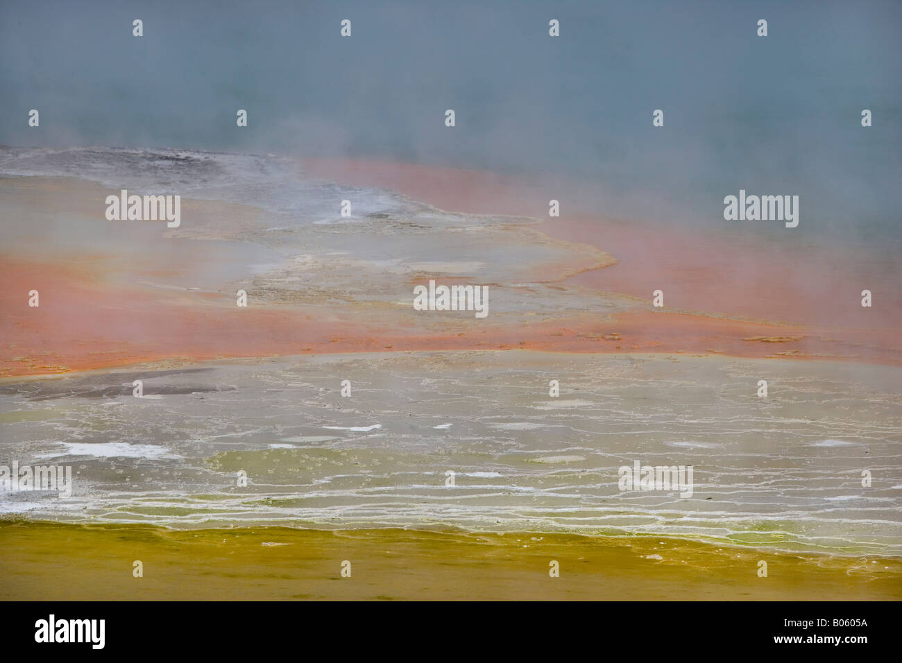 Thermalbad, dessen pastal Farben von natürlichen Mineralien an die Oberfläche sprudelt und reagieren mit der Atmosphäre verursacht werden. Stockfoto