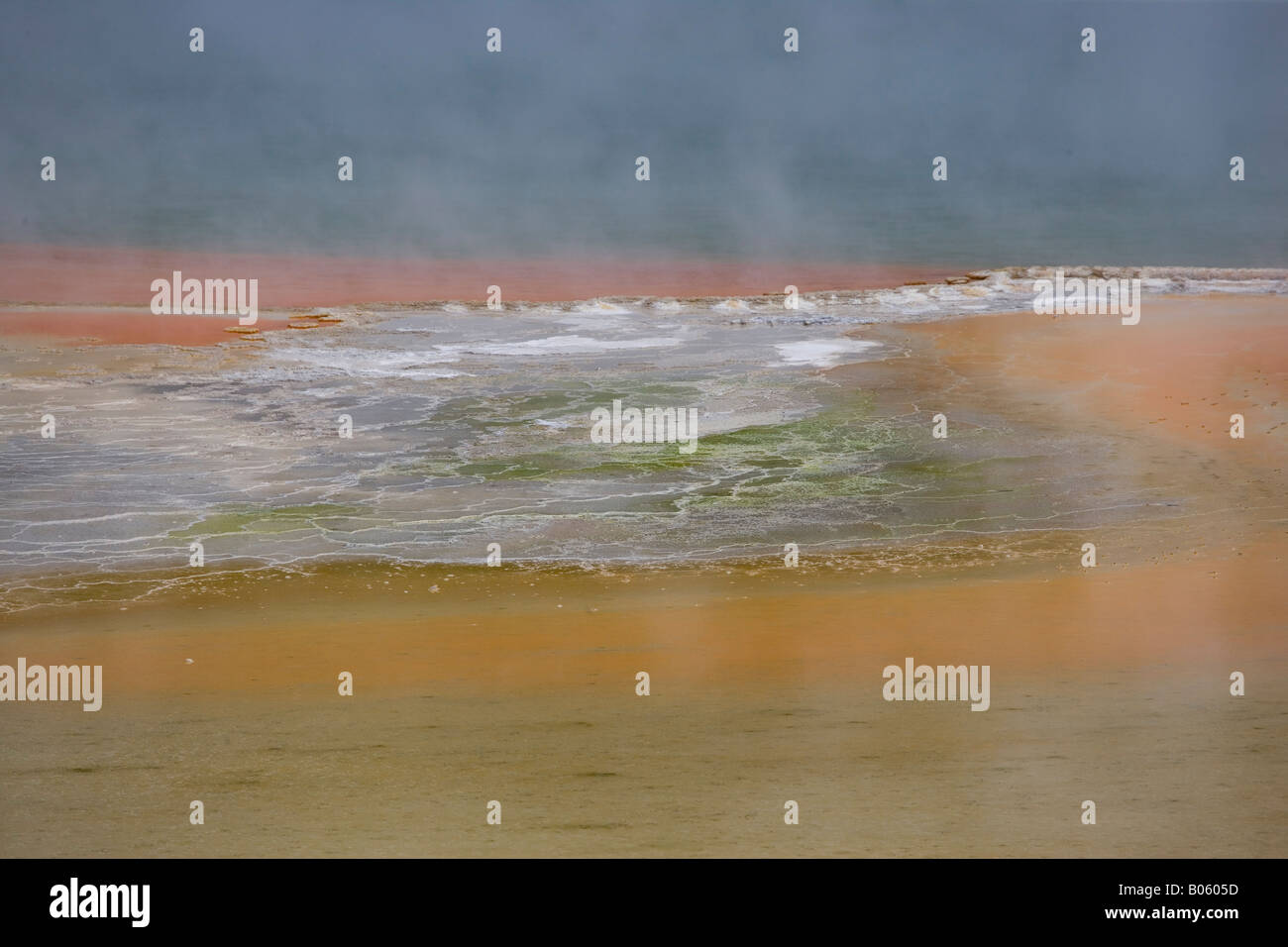 Thermalbad, dessen pastal Farben von natürlichen Mineralien an die Oberfläche sprudelt und reagieren mit der Atmosphäre verursacht werden. Stockfoto