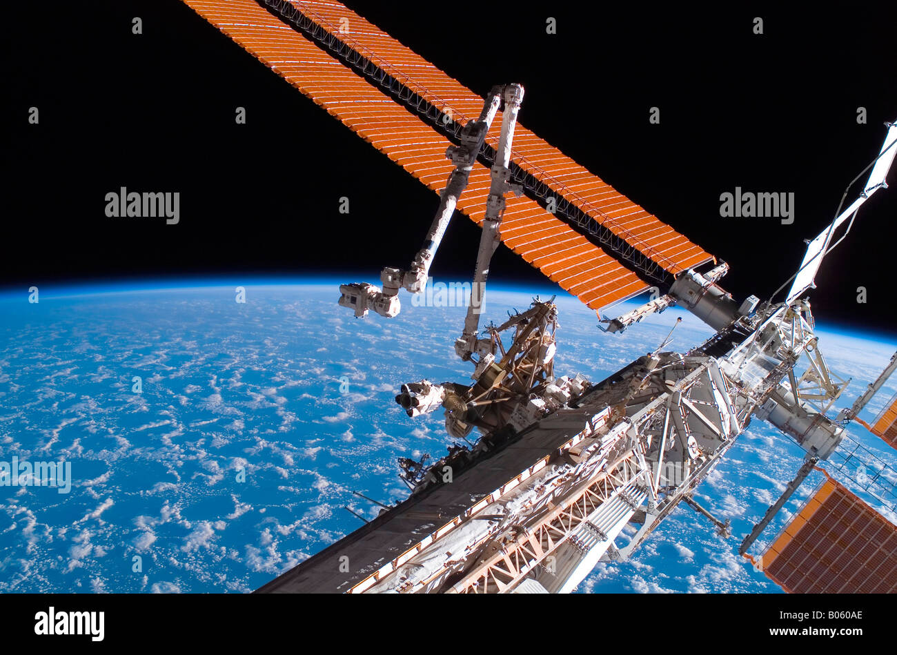 Die internationale Raumstation ISS Backdropped von der Erde Horizont. Stockfoto