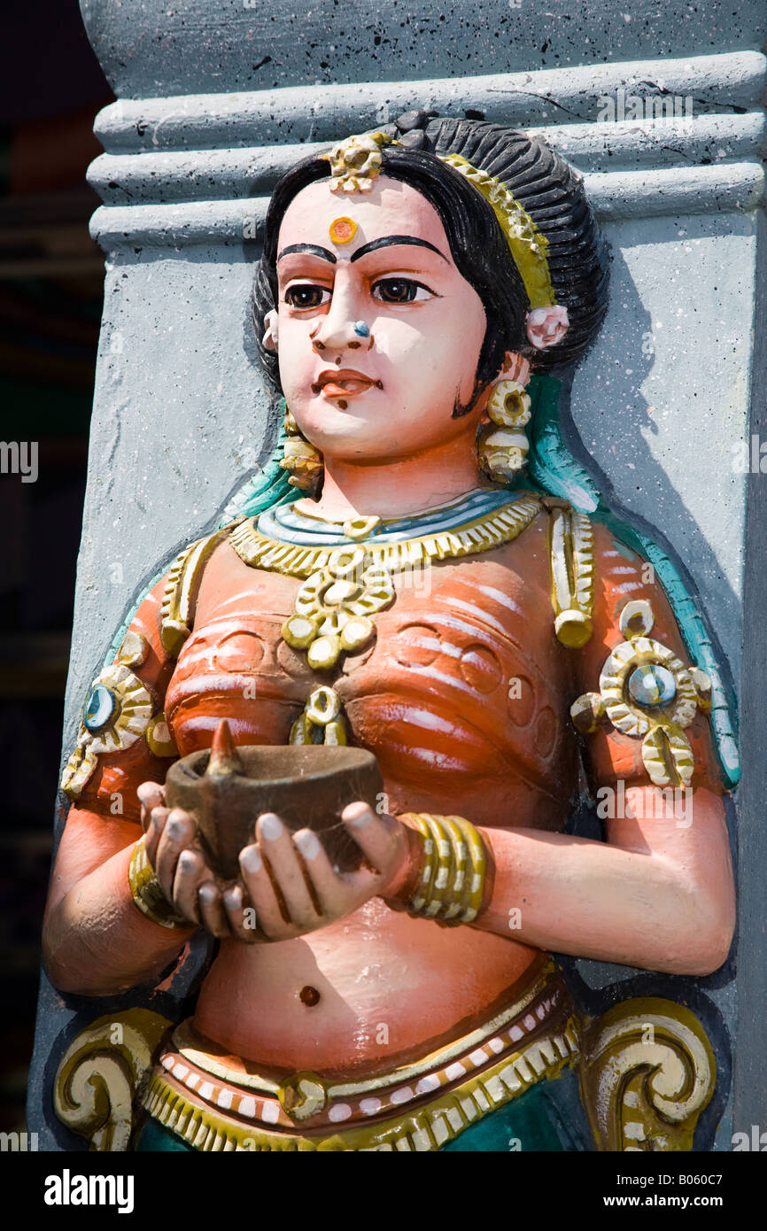 Bunt bemalte Statue an Wand, Vanni Vinayagar Tempel, Sattur, Virudhunagar District, Tamil Nadu, Indien Stockfoto