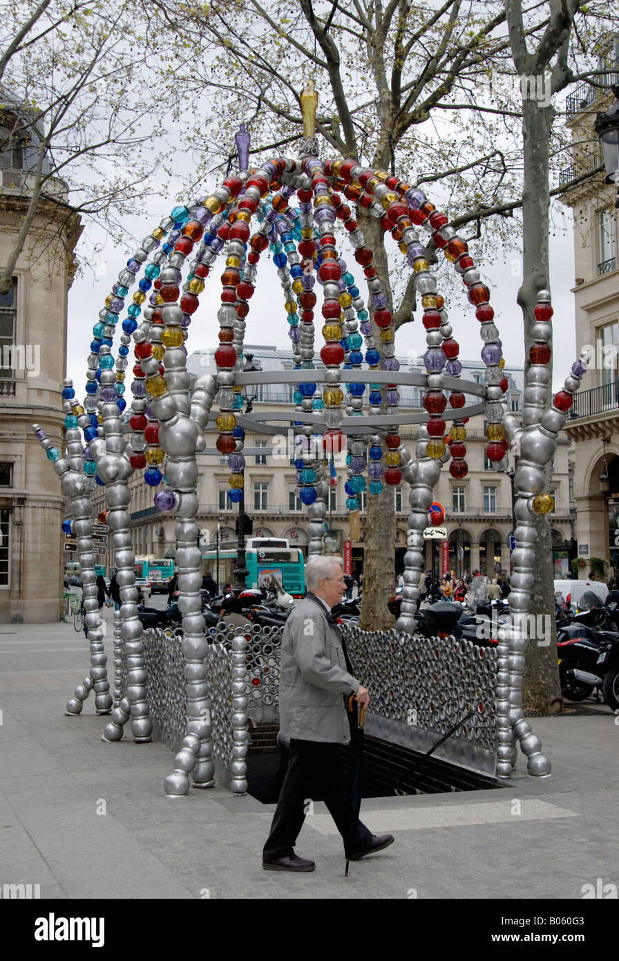 Ein Mann zu Fuß vor der u-Bahn Eingang in Palais Royal Metro-Station an der Place Colette von Jean-Michel Othoniel entworfen. Stockfoto