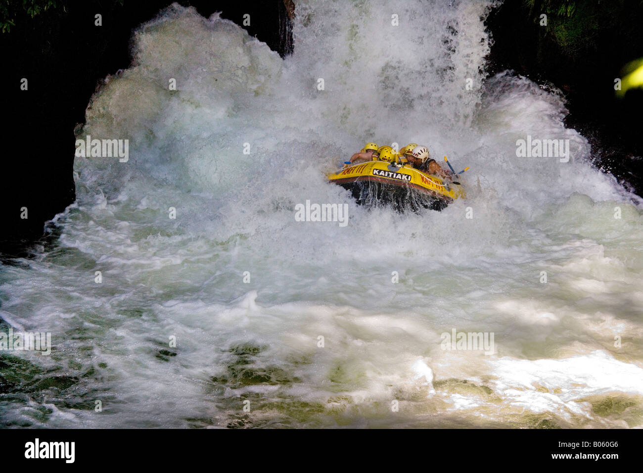 Wildwasser-rafting am Fluss Kaituna in gelben Schlauchboot Stockfoto