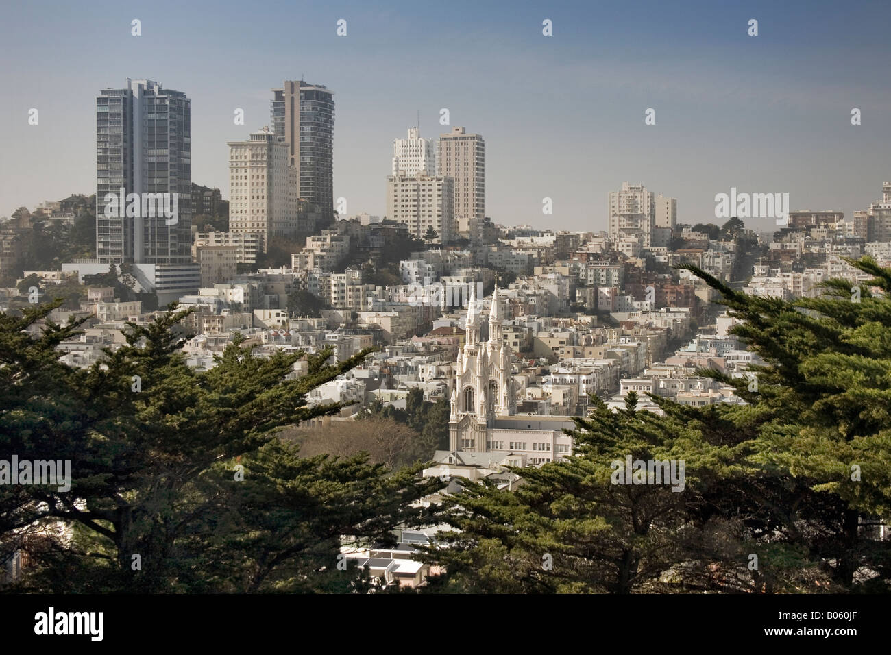 Russian Hill, San Francisco Blick auf die Skyline von Russian Hill in San Francisco vom Fuße des Coit Tower. Stockfoto