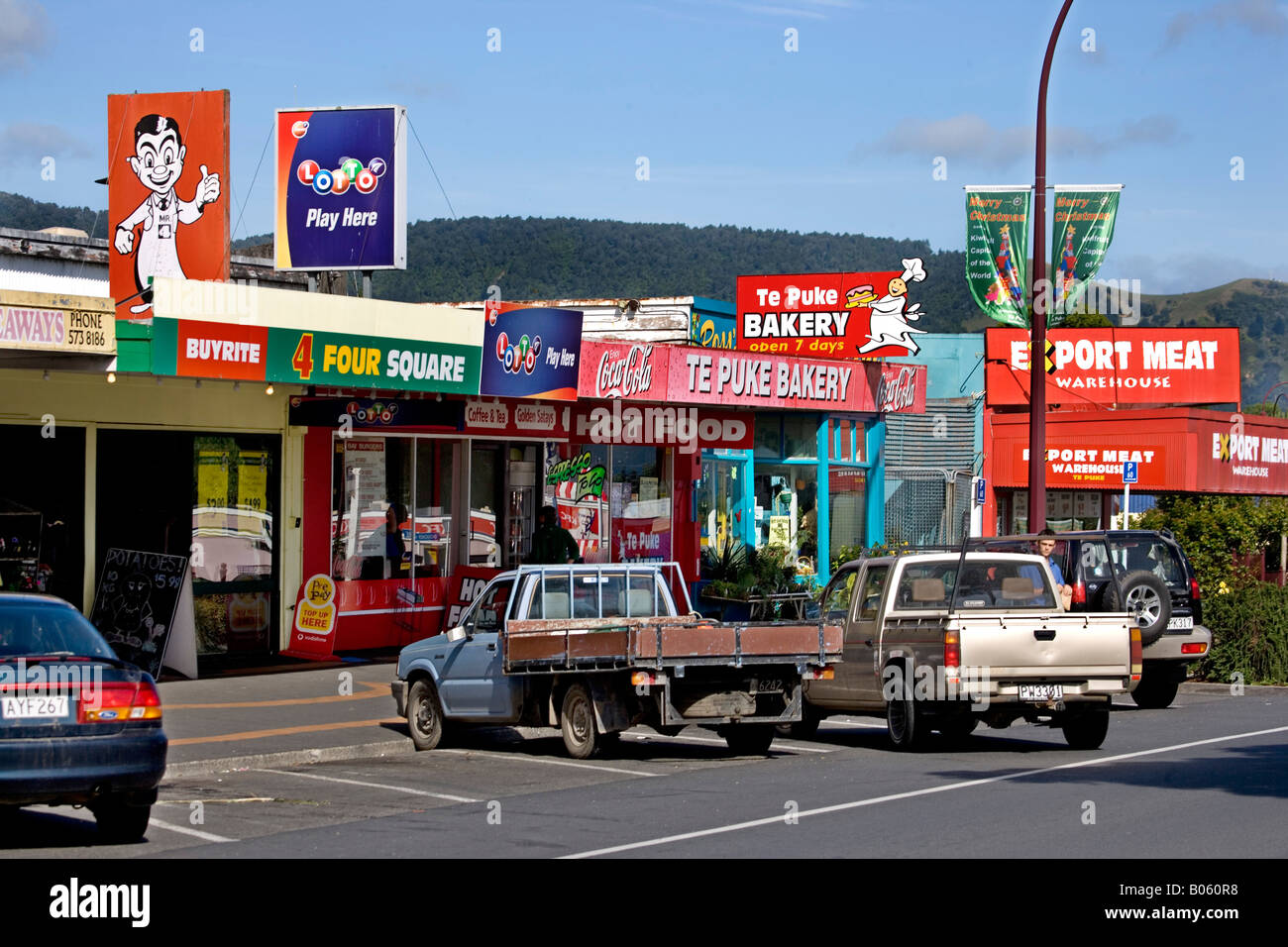 Te Puke Stadt mit Geschäften und Essen Zeichen Pkw und LKW geparkt sind vor Stockfoto