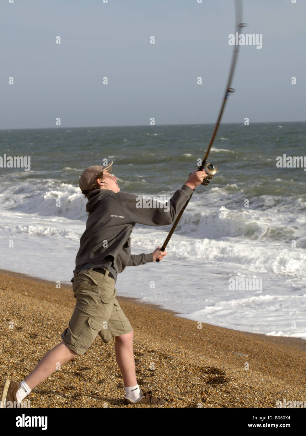 Teenager-jungen Fischen von Chesil Beach, Dorset, Großbritannien Stockfoto