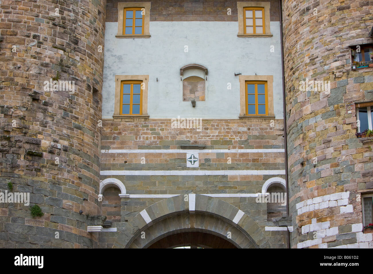 Tor zur Altstadt in der ummauerten Stadt Lucca, Provinz Lucca, Toskana, Italien, Europa. Stockfoto