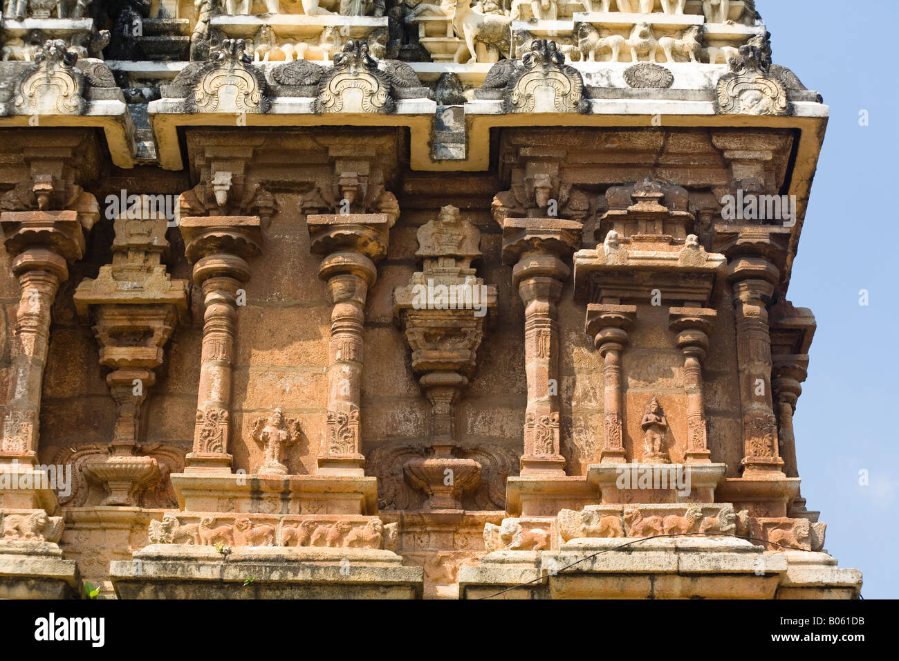 Geschnitzte Säulen und Statuen auf einem Gopuram Sree Padmanabhaswamy Tempel, Trivandrum, Kerala, Indien Stockfoto