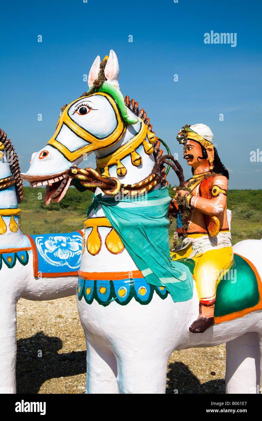 Bunte religiöse Statue an einem Hindu-Schrein, Tamil Nadu, Indien Stockfoto