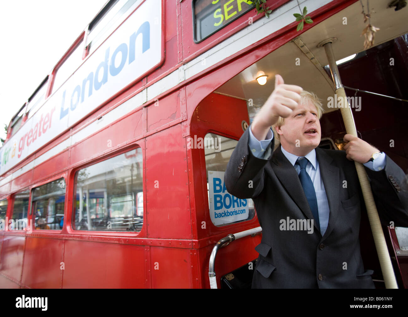 Boris Johnson klettert an Bord seiner Routemaster Bus über die Kampagne zu wählenden Bürgermeister von London Stockfoto