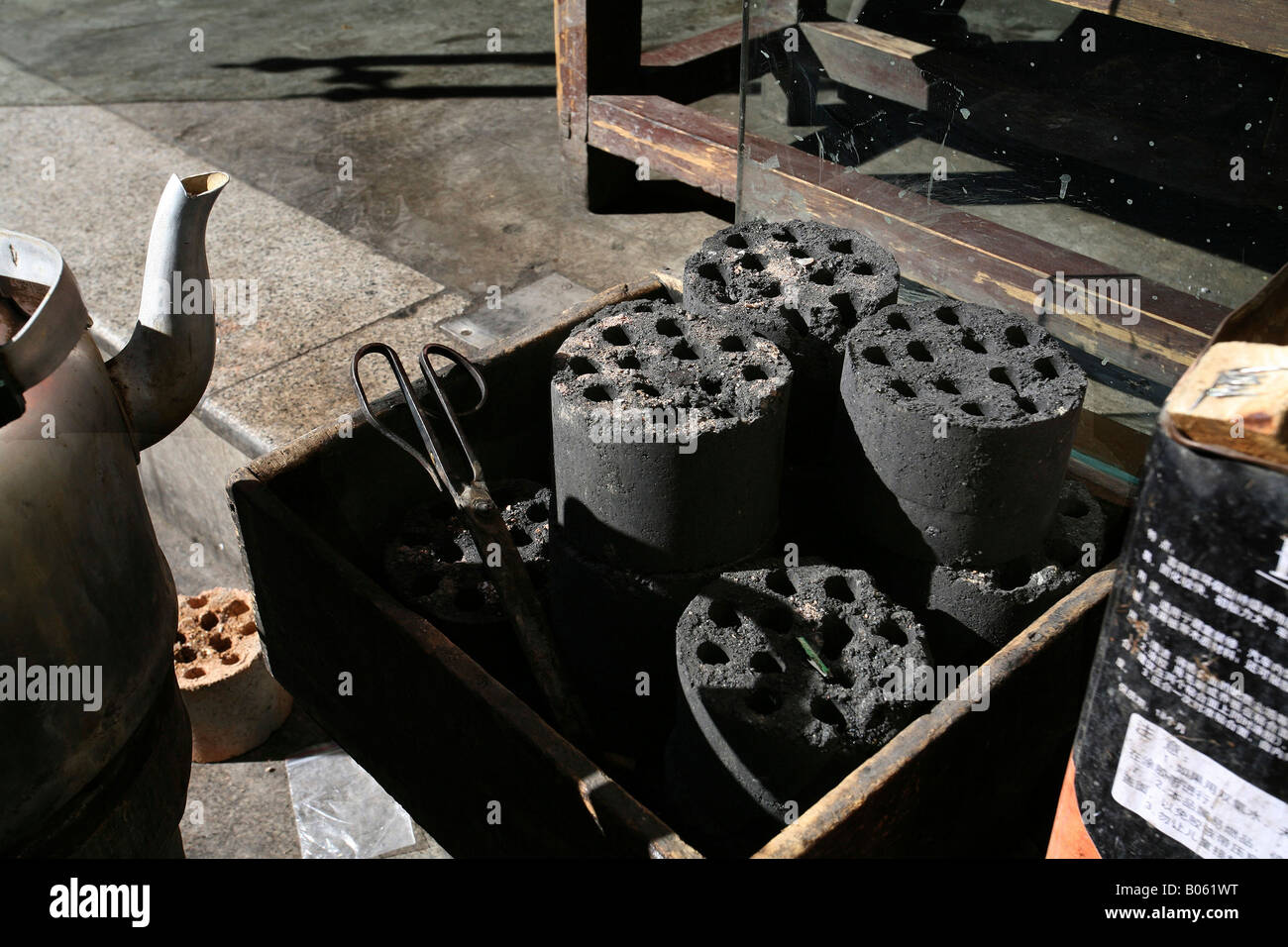 Waben Sie-Kohle oder Kanal Kohle, die die Heizung und Kochen Quelle in China war. Lhasa, Tibet. Stockfoto