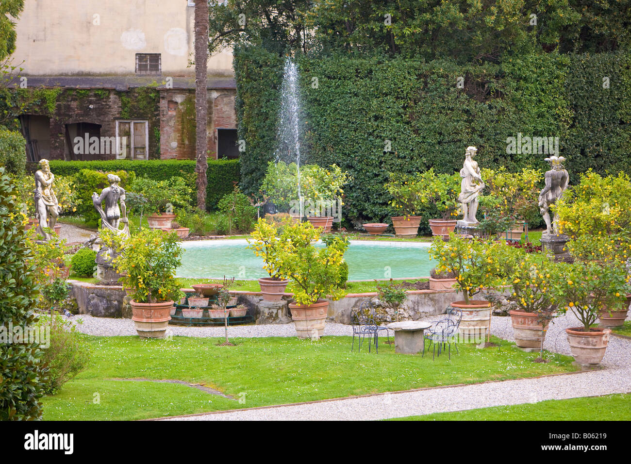 Statuen und Brunnen in den formalen Gärten des Palazzo Pfanner in Stadt von Lucca, Provinz Lucca, Toskana. Stockfoto