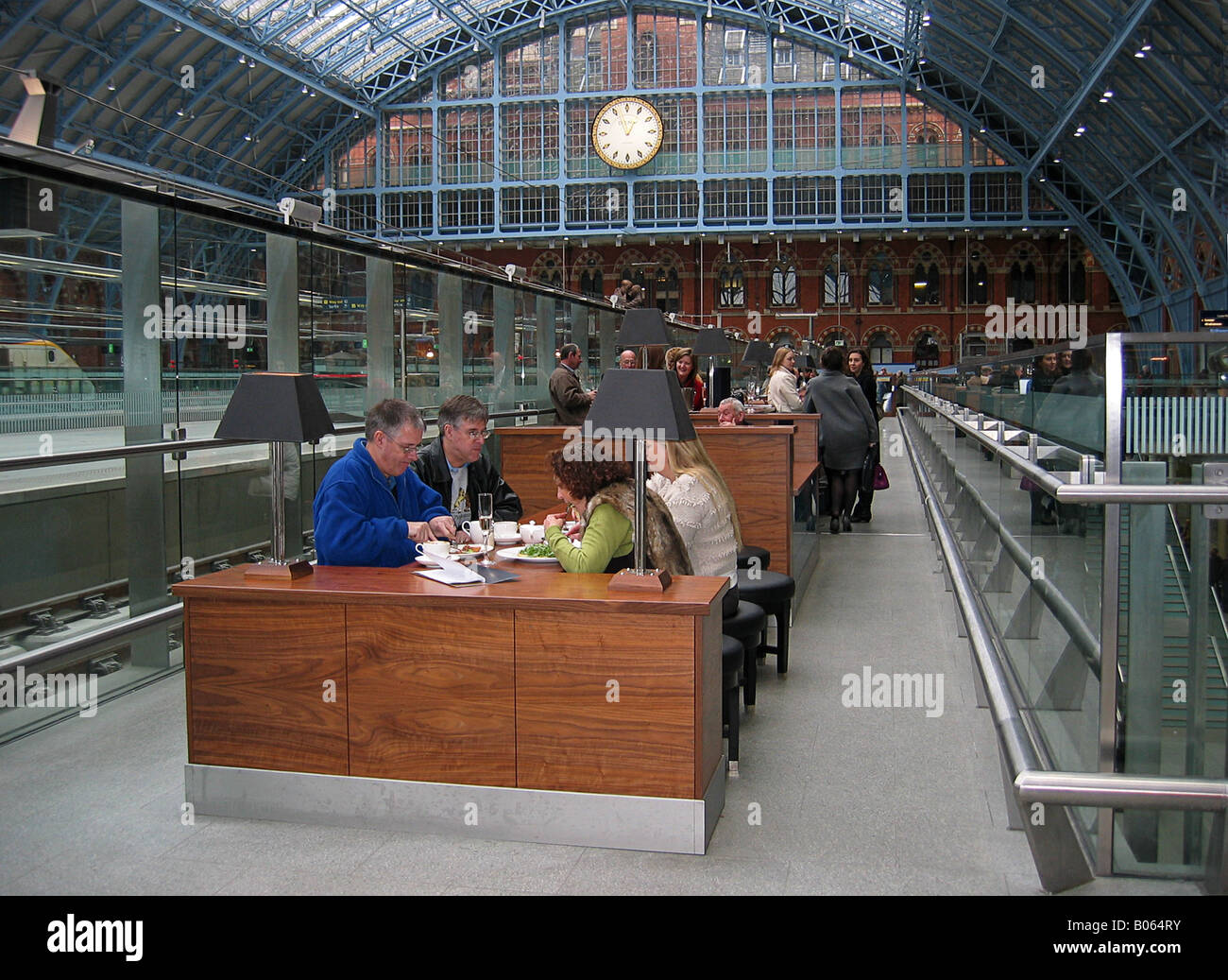 A Foto Suche entlang der Champagner-Bar auf St. Pancras Station. Stockfoto