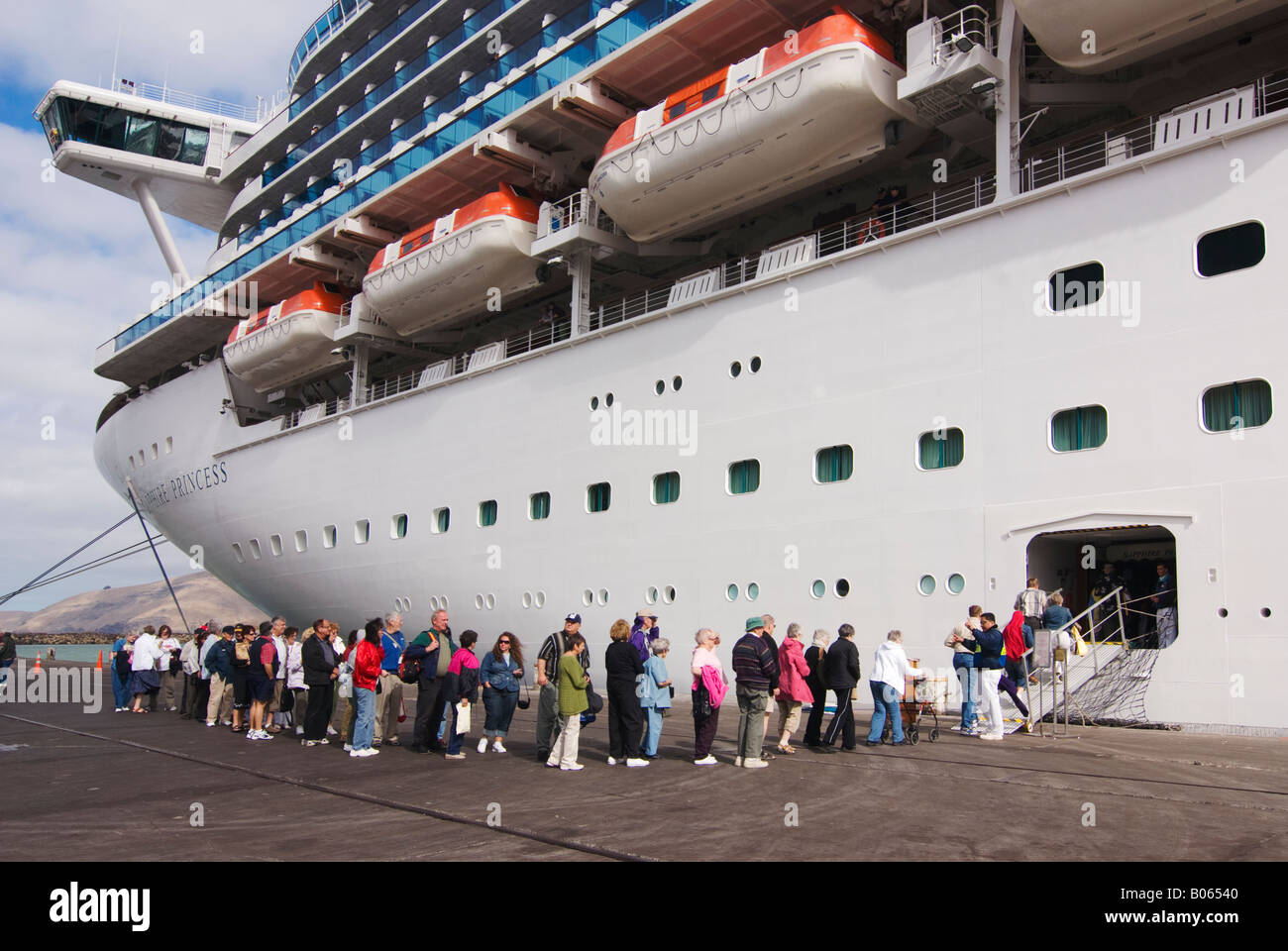 Cruise Ship Passengers Boarding Waiting -Fotos Und -Bildmaterial In ...