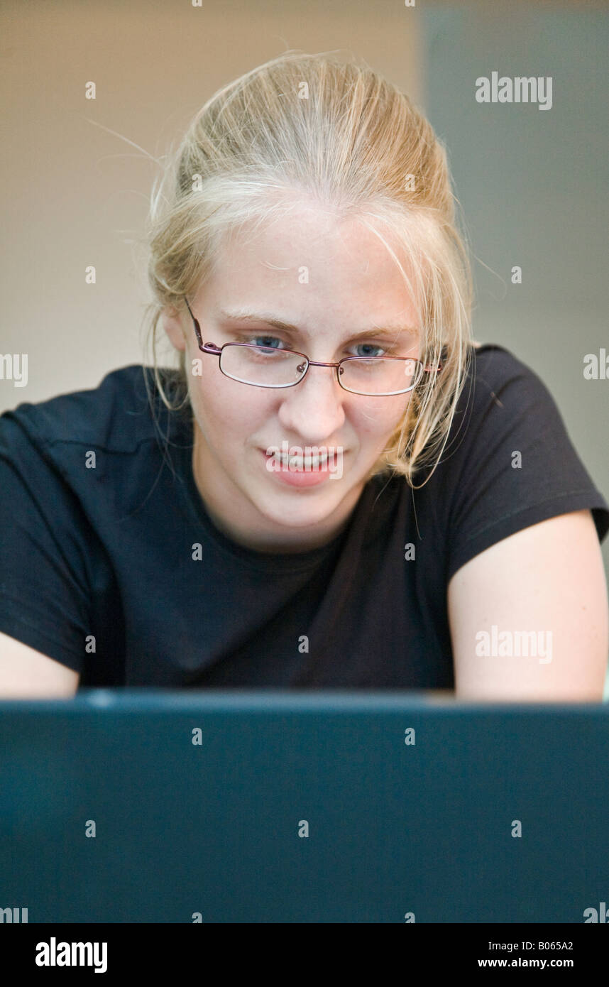 Hochschule im Alter von Kaukasischen Mädchen aufmerksam studiert den Monitor eines Computers. Stockfoto