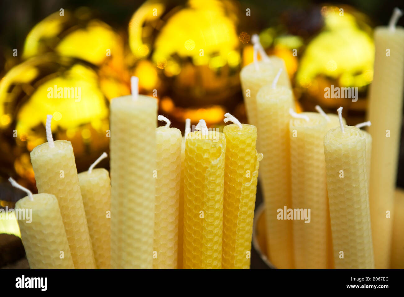 Traditionelle Kerzen aus Bienenwachs und dekorative Weihnachtsbaumkugeln Glas Stockfoto