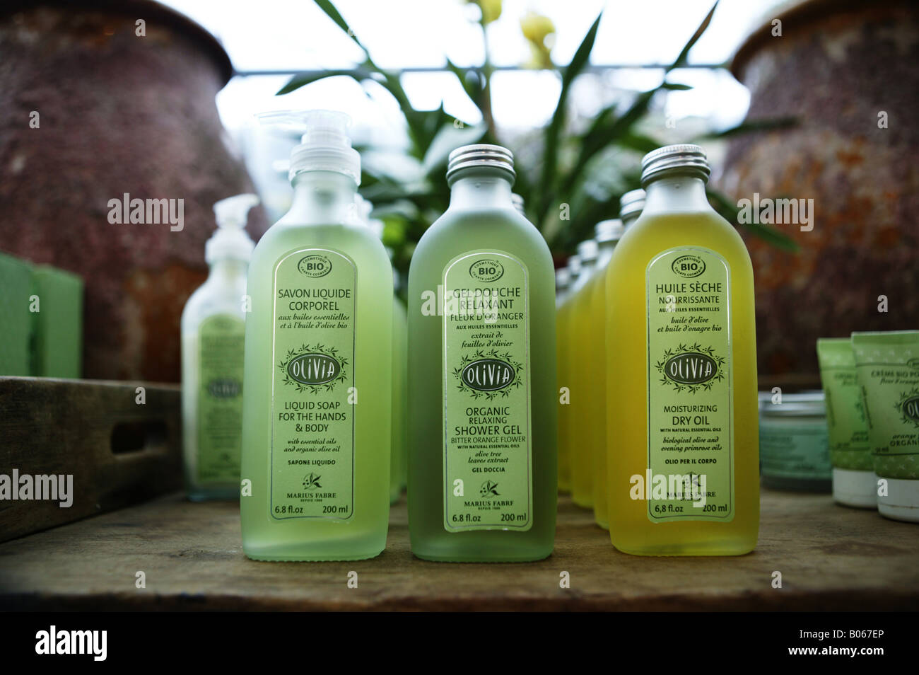 Flaschen von Bodycare-Produkte in einem Geschäft Stockfoto