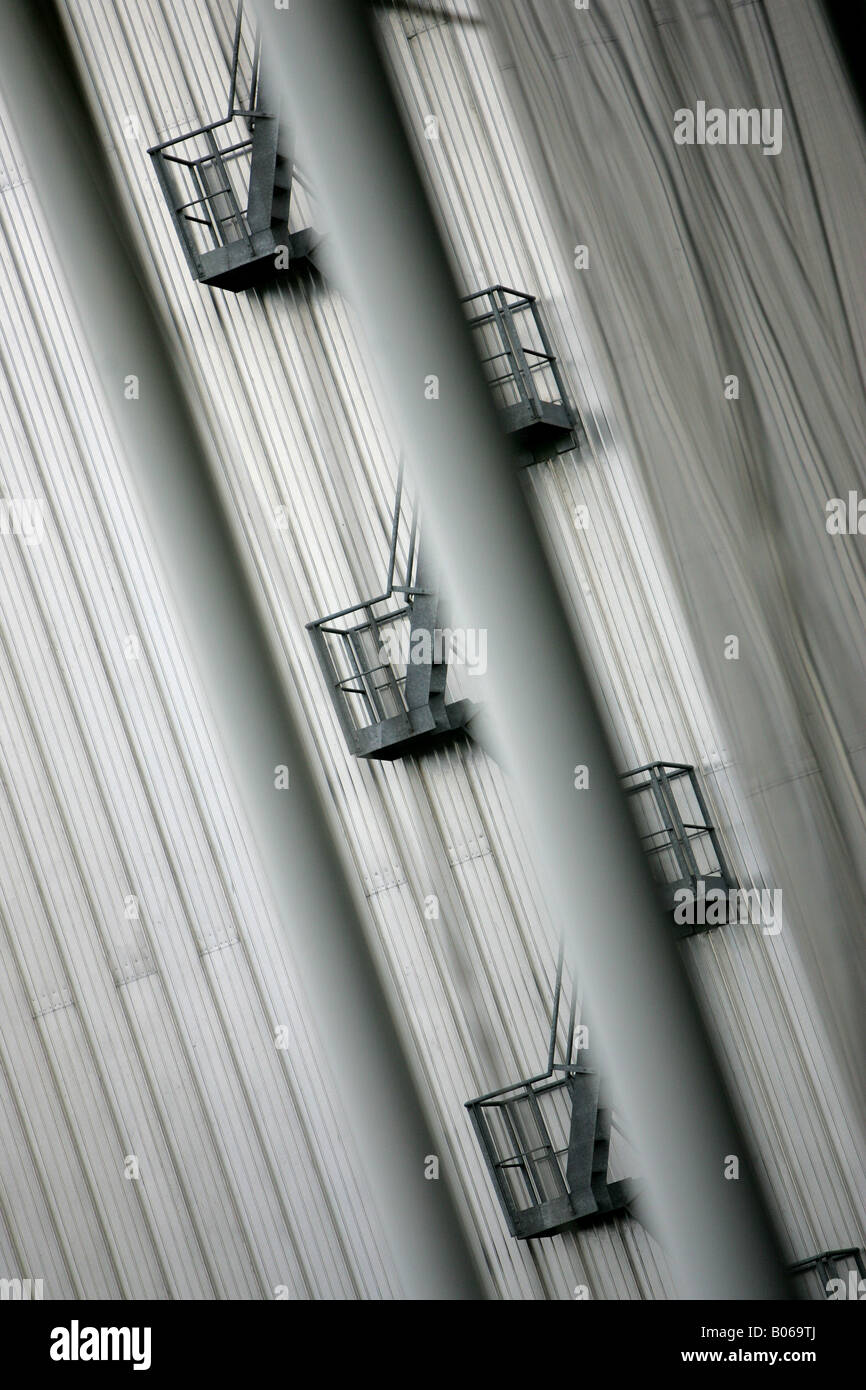 Gehweg ON Aluminium metallic Gebäude Metall Klettern Klettern hohe Struktur Architektur Handel Industrie vertikale Gefahr Gefahr Stockfoto