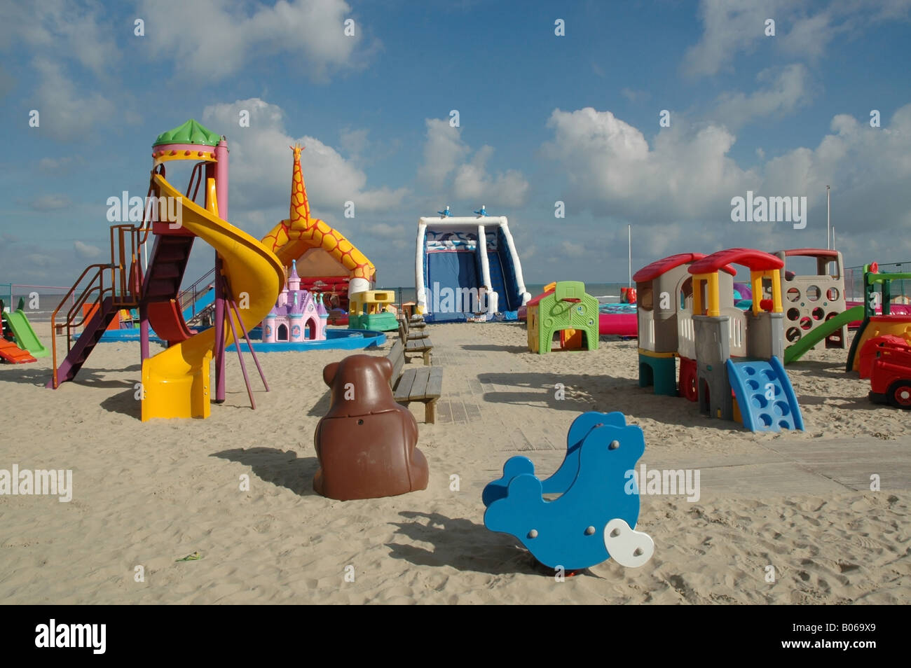 Kinderspielplatz in der Nähe von Strand von De Panne, Belgien Stockfoto