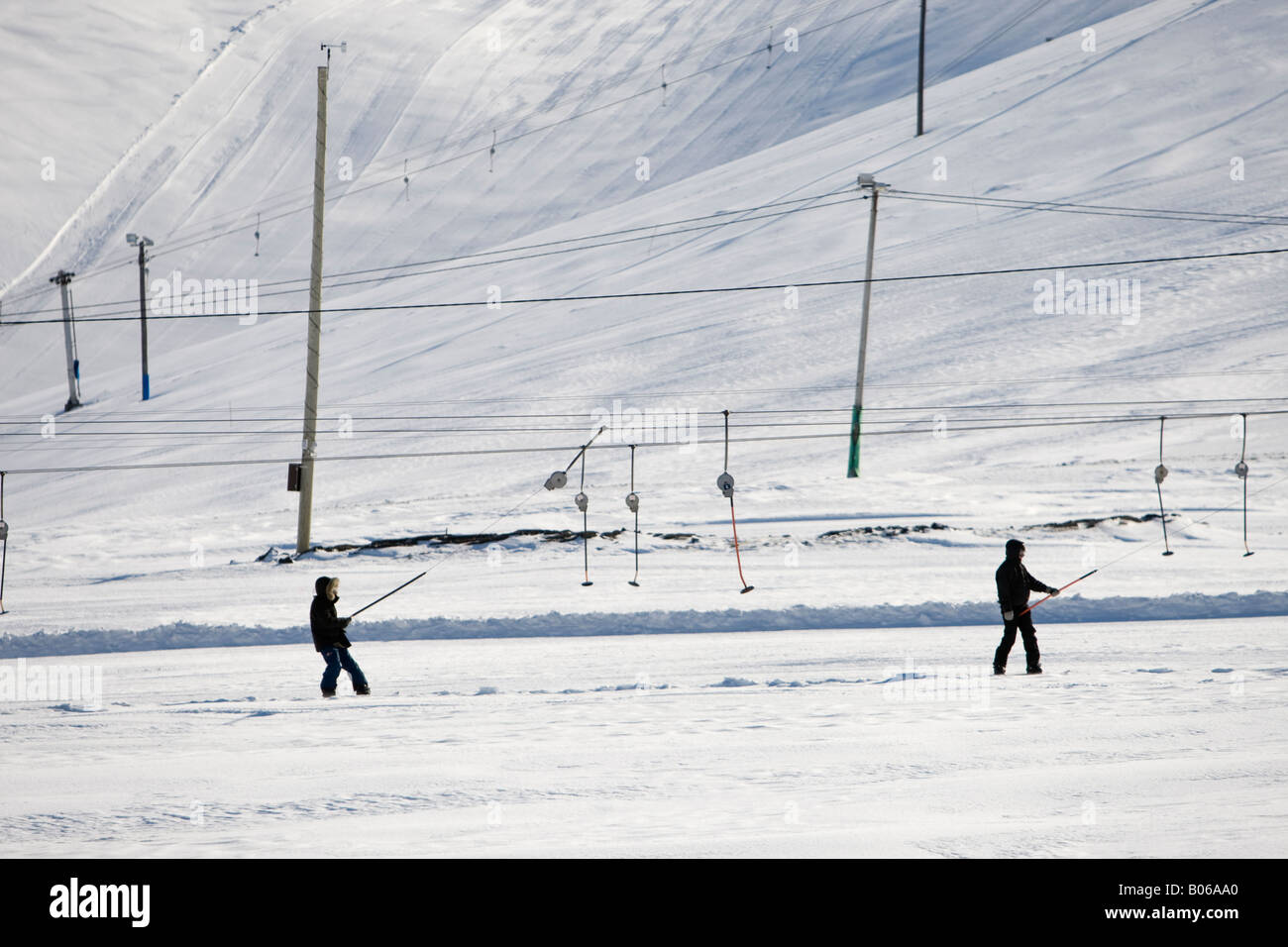 Weißer Schnee im Skigebiet von Blafjoll Island Stockfoto