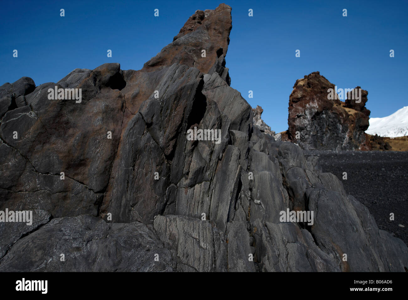 Felsen in Dritvik Djupalon mit dem Gletscher auf der Rückseite Snaefellsnes Island Stockfoto